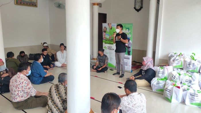 Bakti Pemuda menyalurkan bantuan kepada Ikatan Tuna Netra Muslim Indonesia wilayah Tangerang Selatan (Tangsel) yang terdampak pandemi Covid-19.