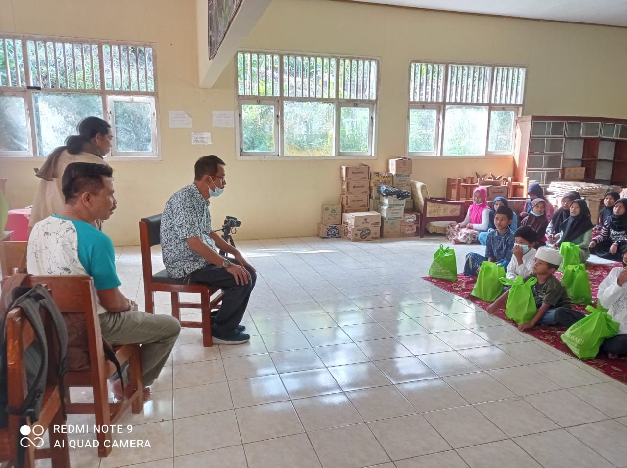 Eddy Wahono dari Fortasi Banyumas berbincang bincang dengan anak-anak MTs Pakis Desa Gunung Lurah, Cilongok. 
