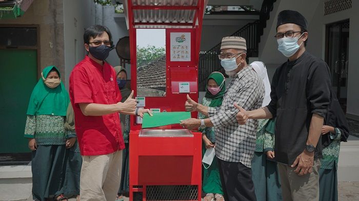 Penyerahan alat cuci tangan sensorik di Masjid Al-Hikmah dan MDTA Mathla'Ul Anwar Kampung Kaum, Desa Bojongkunci, Kecamatan Pameungpeuk, Kabupaten Bandung, Sabtu 8 Mei 2021./dok. Telkom Univrsity