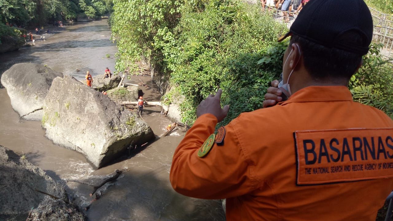 nampak lokasi penemuan korban dengan batu-batu besar di Sungai Ayung, Badung