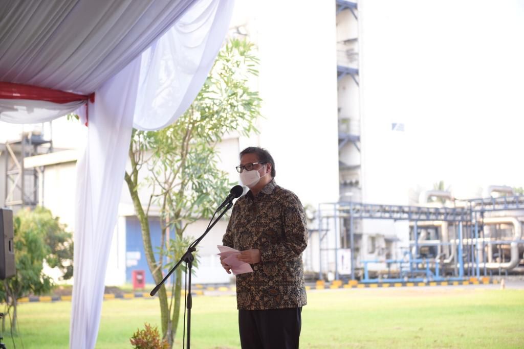 Menteri Koordinator Bidang Perekonomian Airlangga Hartarto dalam sambutannya pada acara Pelepasan Penyaluran Bantuan Tabung Oksigen Dari Pemerintah Indonesia Kepada Pemerintah India di Cikande, Serang, Banten 10 Mei 2021.