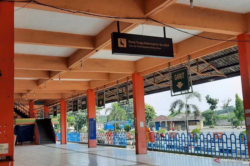 Suasana terminal Kampung Rambutan yang sangat sepi.