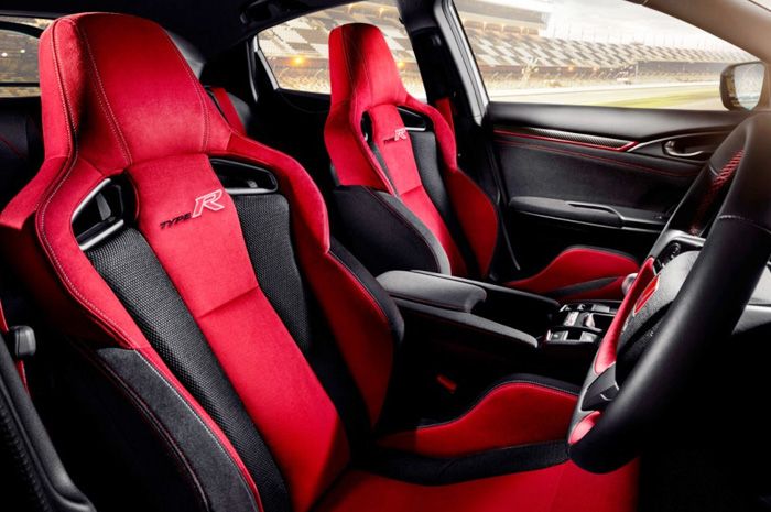 Pembaruan pada interior New Honda Civic type R tampak pada desain baru pada Shift Knob dan material baru roda kemudi.