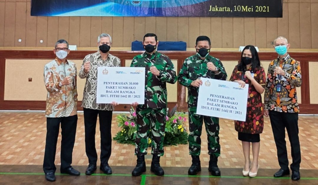 TNI AL - KASAL Laksamana TNI Yudo Margono (tiga kanan) dan Direktur Hubungan Kelembagaan Bank Mandiri Rohan Hafas (dua kanan).