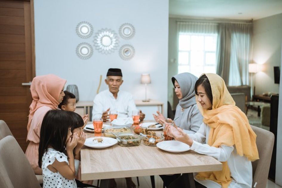 Rayakan Hari Raya Idul Fitri bersama keluarga di rumah