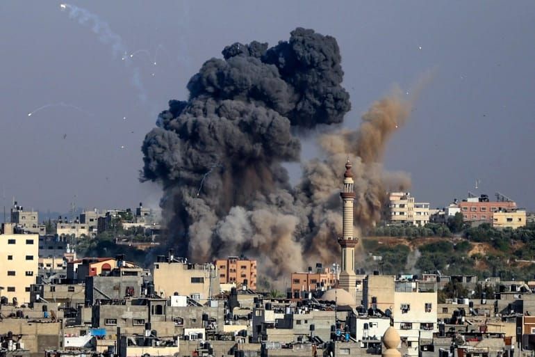 Kepulan asap membumbung tinggi usai serangan udara Zionis Israel di Kota Gaza. 