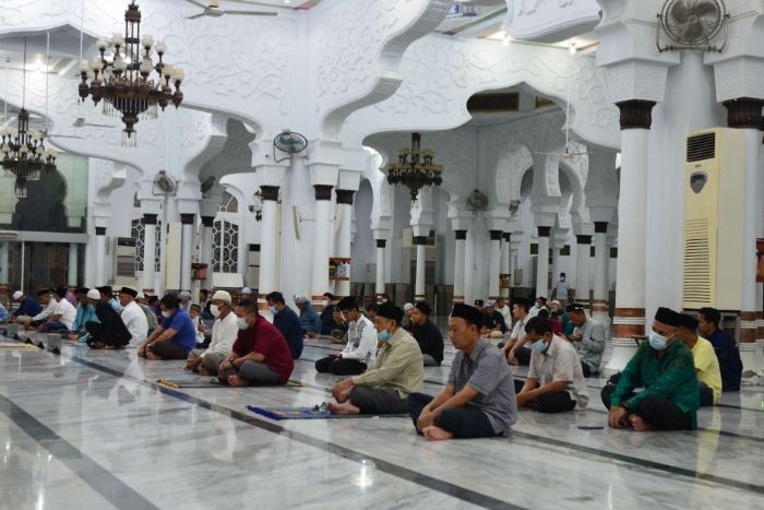 Panduan Majelis Ulama Indonesia (MUI) bagi umat muslim yang akan melaksanakan Shalat Idul Fitri di rumah. (ANTARA FOTO/Ampelsa/foc)