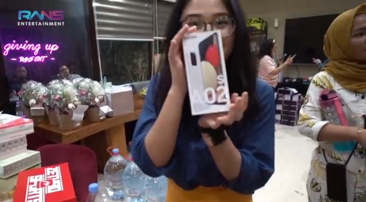 Gara-gara Hampers Lebaran iPhone 12 Nagita Slavina, Netizen Heboh Pengen Jadi PNS