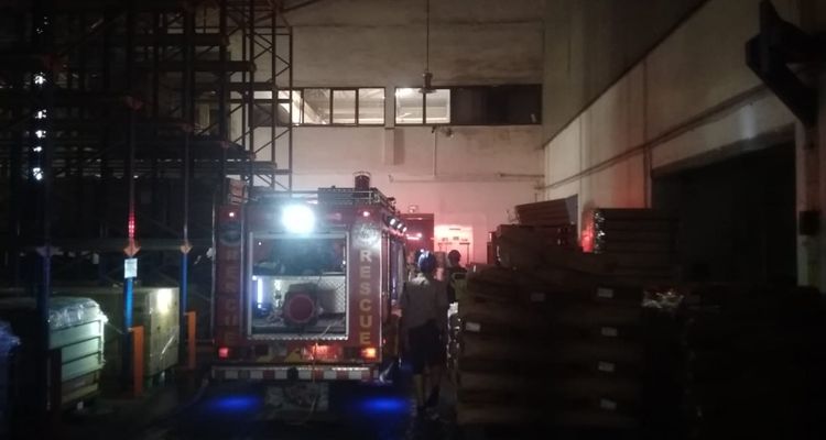 Situasi penanganan kebakaran di Pabrik PT PCI, Dayeukolot, Kabupaten Bandung, Kamis 13 Mei 2021