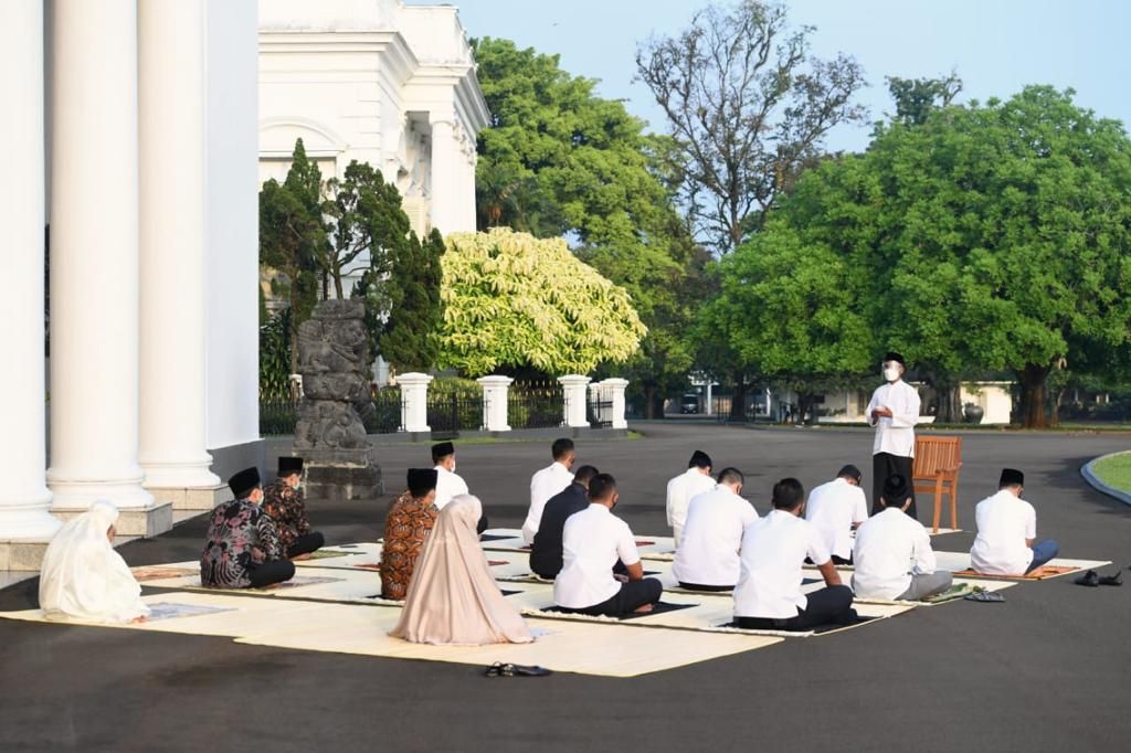 Presiden Joko Widodo (Jokowi) dan Ibu Negara Iriana Jokowi, melaksanakan salat Idulfitri 1442 H di halaman Gedung Induk Istana Kepresidenan Bogor, Jawa Barat, pada Kamis pagi, 13 Mei 2021./ dok Sekretariat Presiden