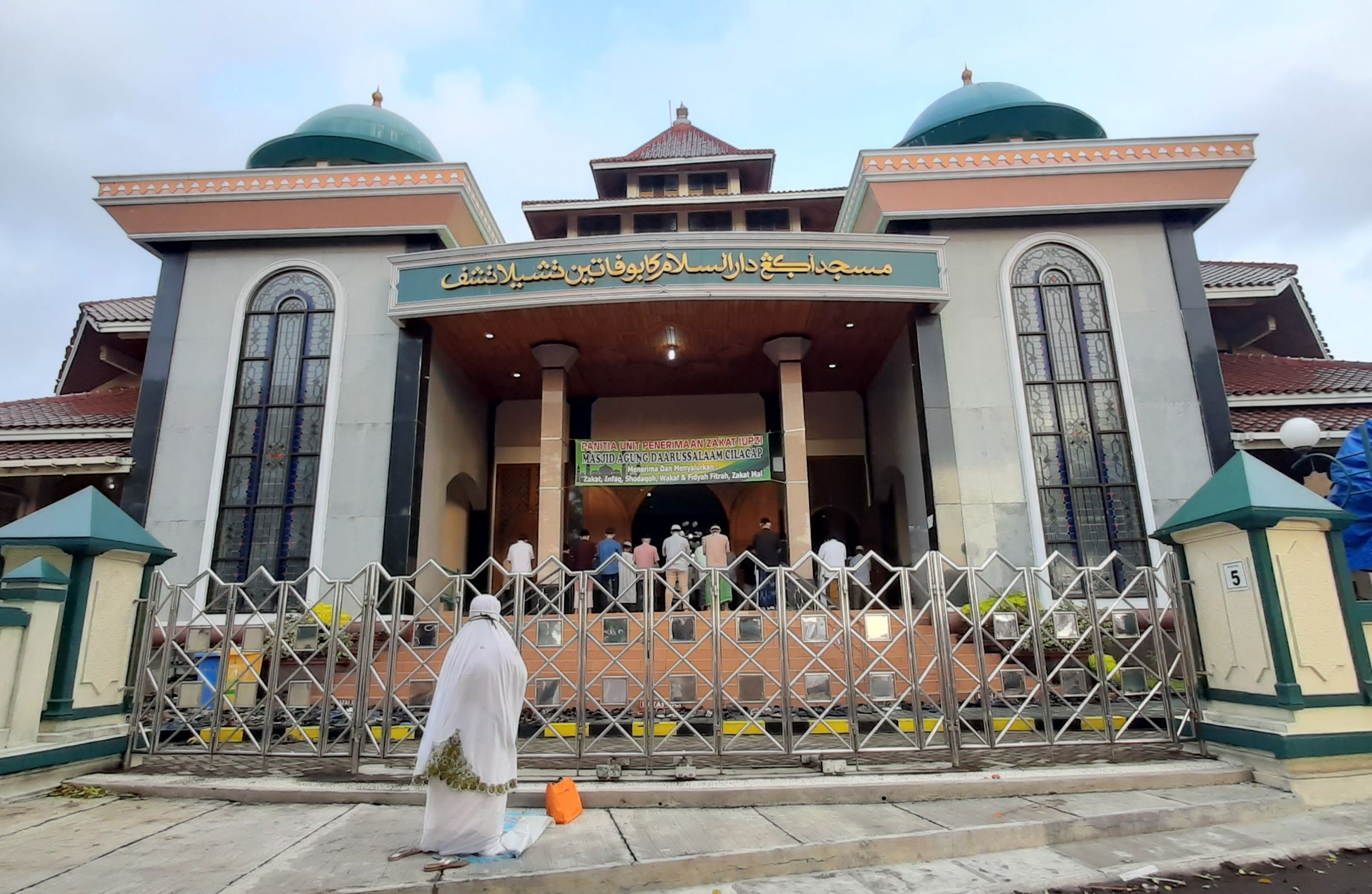 Suasana Salat Idul Fitri 2021 Di Masjid Agung Darussalam Cilacap Meluas Hingga Alun Alun Portal Purwokerto Halaman 2