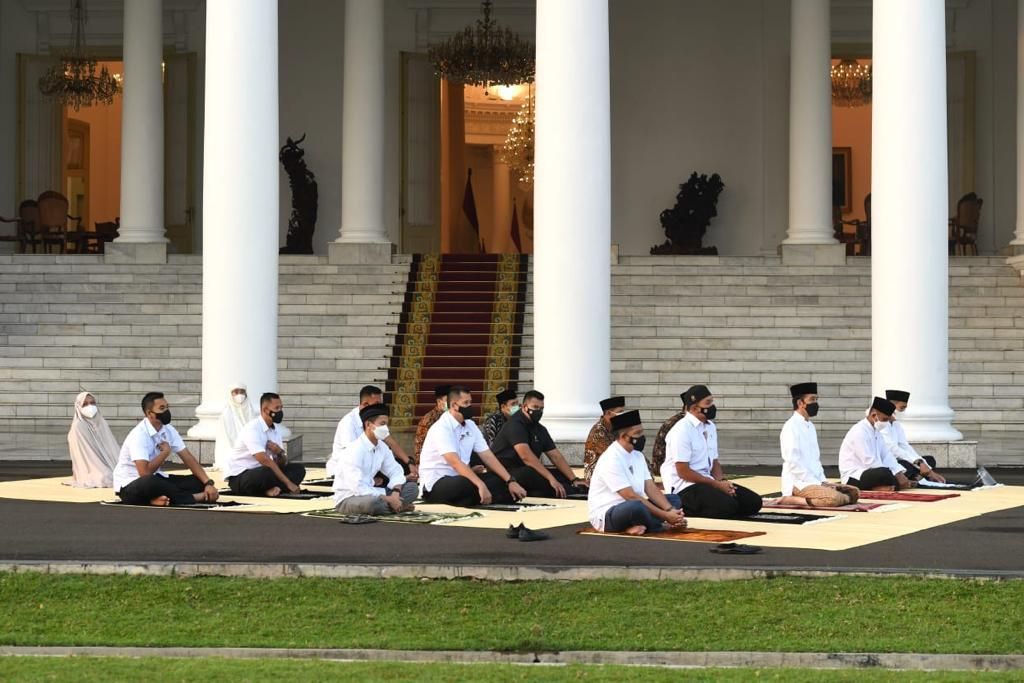 Presiden Joko Widodo (Jokowi) dan Ibu Negara Iriana Jokowi, melaksanakan salat Idulfitri 1442 H di halaman Gedung Induk Istana Kepresidenan Bogor, Jawa Barat, pada Kamis pagi, 13 Mei 2021./ dok Sekretariat Presiden