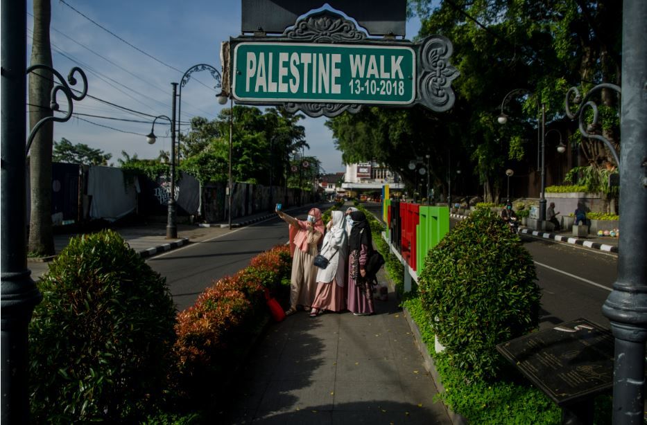 Warga berswafoto di Pedestrian Palestine Walk kawasan Asia Afrika, Bandung, Jawa Barat, Kamis (13/5/2021). Warga Kota Bandung menikmati suasana sepi di sejumlah titik wisata kota usai melaksanakan Shalat Ied 1442 Hijriah.