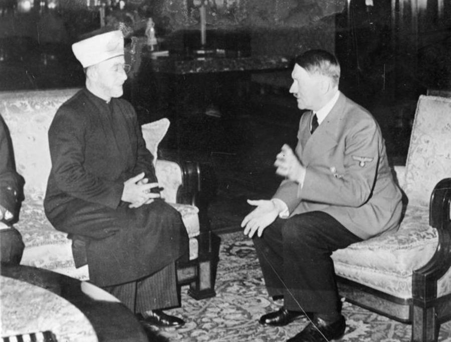 Mufti Agung Palestina Haji Amin Al Hussaini bersama pemimpin Nazi Jerman, Adolf Hitler, tahun 1941