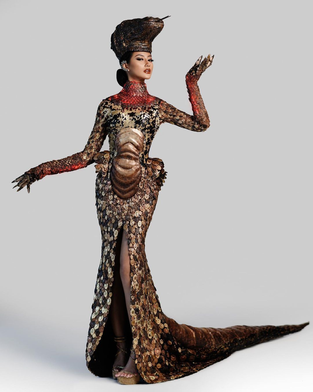 Ayu Maulida tampil di ajang Miss Universe 2020 dengan mengenakan kostum komodo.