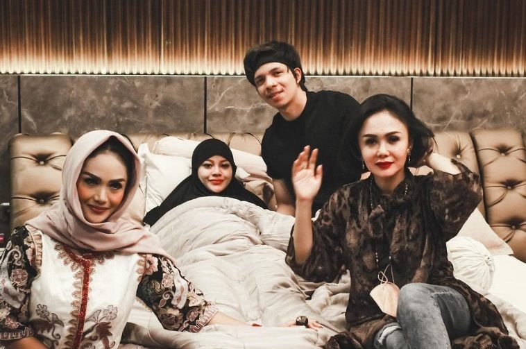 Atta Halilintar sumringah saat Krisdayanti dan Yuni Shara datang menjenguk istrinya, Aurel Hermansyah, yang tengah bed rest karena hamil muda.