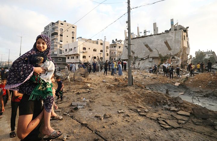 Wanita muda di Gaza masih bisa tersenyum sepulang melaksanakan Salat Idul Fitri meski pun tempat tinggalnya telah dibombardir tentara Israel melalui serangan udara pada hari tersebut