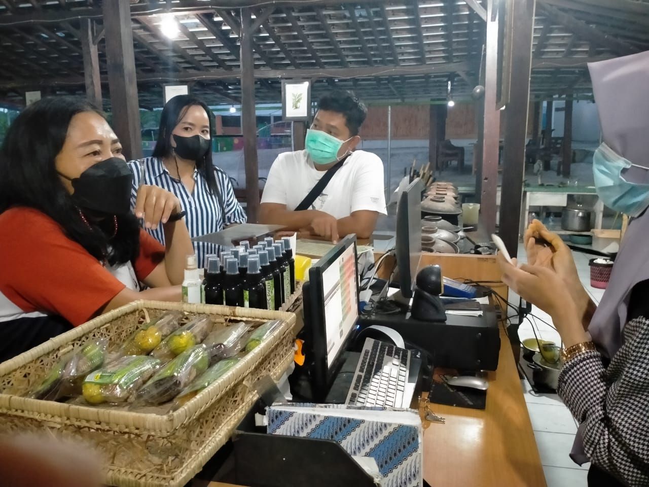 Sejumlah pengunjung sedang memesan jamu yang terbuat dari aneka tanaman obat lokal di tempat wisata eduksi Merapi Farma Herbal Jalan Kaliurang Pakem, Sleman, hari Jumat, 14 Mei 2021. 