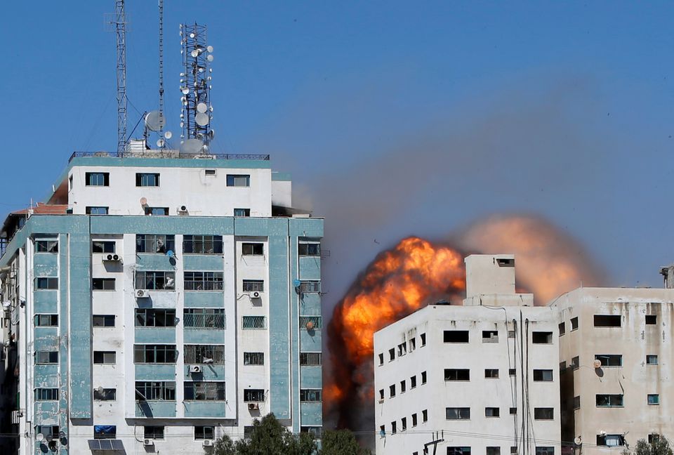 Bangunan yang menampung Asociated Pres dan kantor Al Jazeera runtuh setelah serangan rudal Israel di kota Gaza, 15 Mei 2021.
