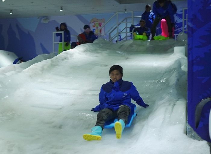 Keseruan bermain salju di wahana snow park yang hanya ada di objek wisata Panama Park 825, Bandung.*