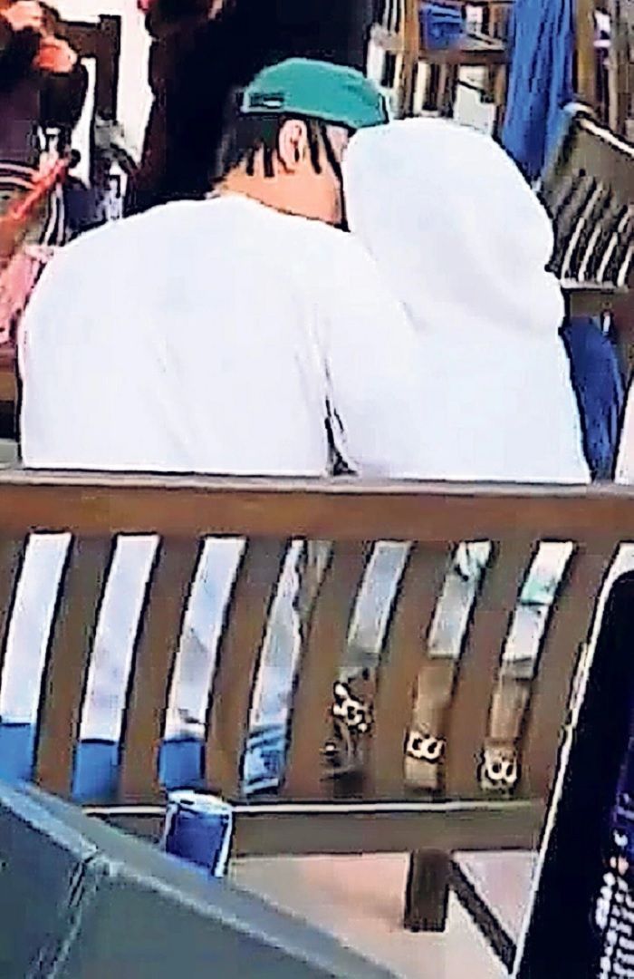 Postingan foto yang viral memperlihatkan sosok yang menyerupai Dele Alli (kiri) sedang mencium gadis di sebelahnya.