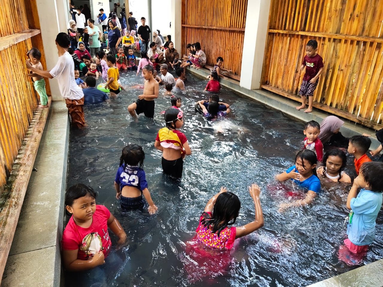 Sejumlah pengunjunh kalangan anak-anak terlihat asik berenang dan berendam di kolam air panas.