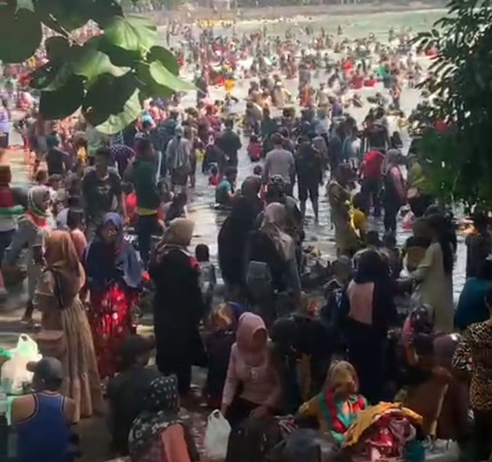 Tangkap layar video viral kerumunan pengunjung di pantai Batu Karas Cijulang Pangandaran, Sabtu, 15 Mei 2021.