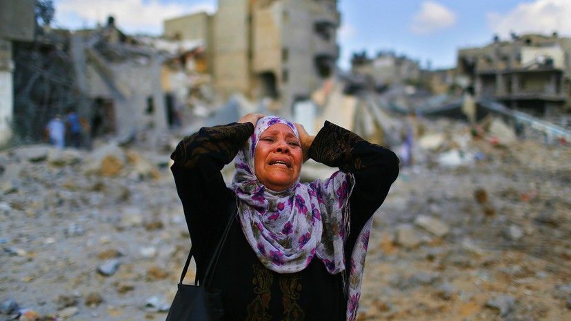 Seorang wanita Palestina menangis di depan rumahnya yang dihancurkan Israel di Beit Hanoun, Jalur Gaza. 