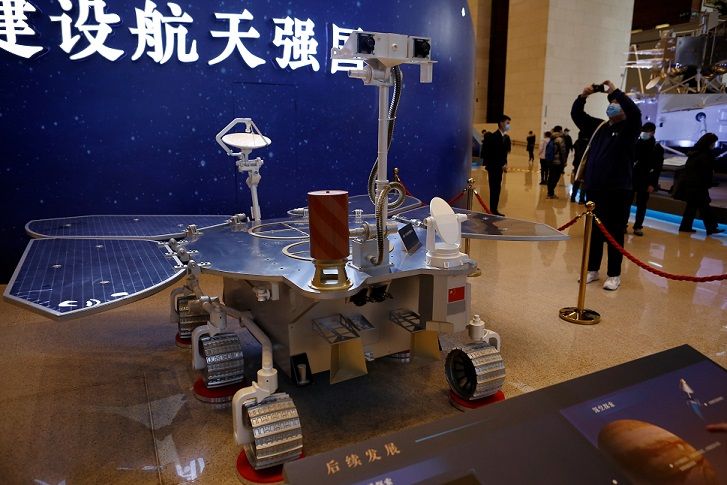 Dokumentasi replika dari penjelajah Mars, Tianwen-1, dipamerkan dalam eksebisi Museum National di kota Beijing, China (03/03/2021).