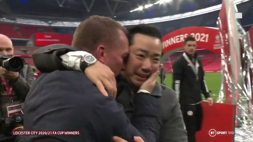 Momen ketika pemilik Leicester, Aiyawatt ‘Top’ Srivaddhanaprabha memeluk pelatih Brendan Rodgers ini membuat iri semua penggemar sepak bola di dunia, termasuk Rio Ferdinand, Dion Dublin, dan Joe Cole.