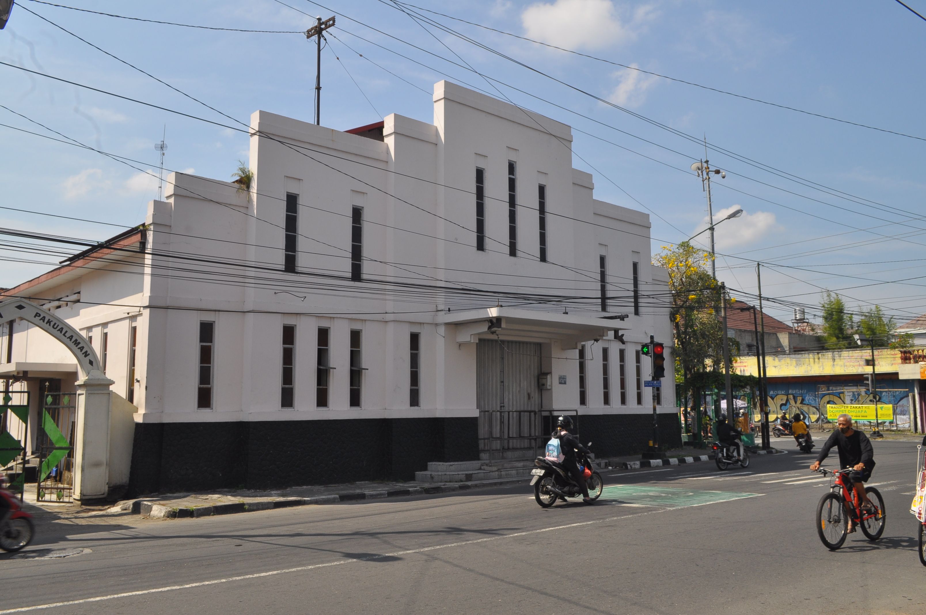 Bekas gedung Bioskop Permata sebagai bangunan Cagar Budaya.   