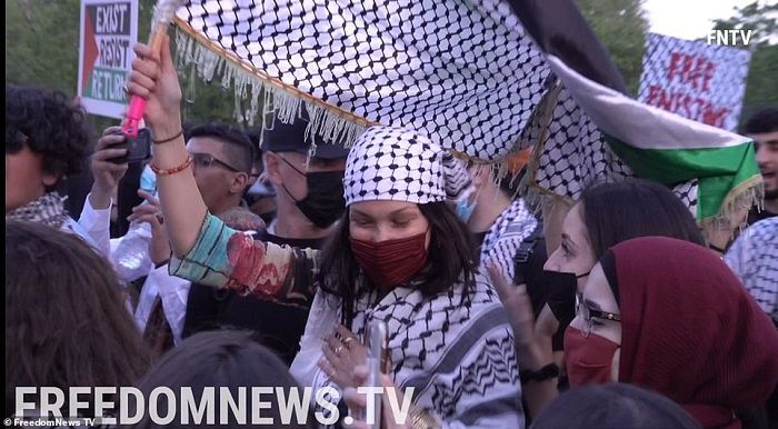 Bella Hadid/Olah foto tangkap layar FreedomnewsTV DailyMail
