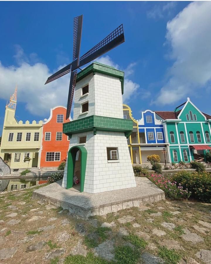 Pesona miniatur windmills Belanda Gading Splash Water Kebumen.