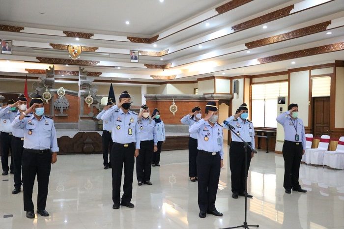 Para Pimpinan Tinggi Pratama dan Para Pejabat Administrator Kantor Wilayah Kementerian Hukum dan Hak Asasi Manusia Bali dipimpin Kepala Kanwil Jamaruli Manihuruk saat apel dan halal bihalal di Ruang Aula Dharmawangsa, Senin 17 Mei 2021.