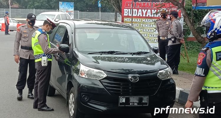 Petugas pos penyekatan larangan mudik di GT Baros Cimahi saat memeriksa kelengkapan dokumen perjalanan di masa larangan mudik hari ini, Senin 17 Mei 2021.