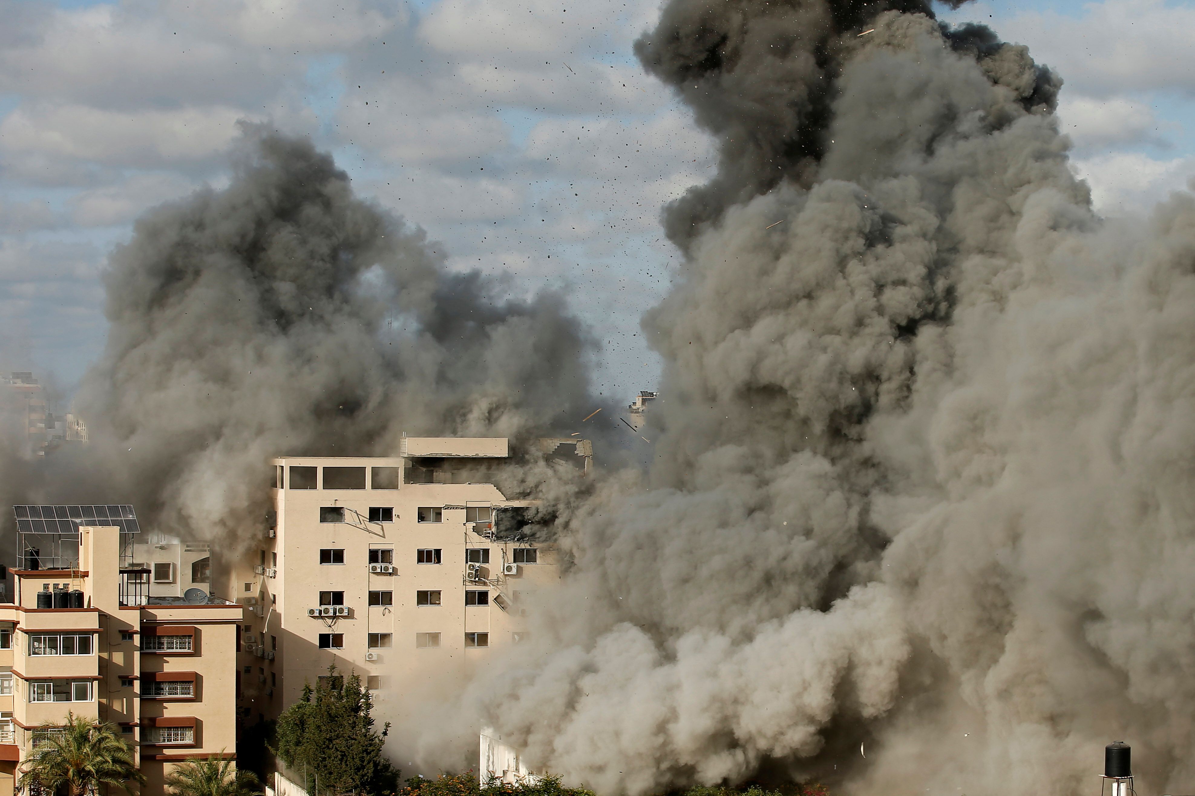 Asap mengepul setelah serangan udara Israel di sebuah gedung, di tengah gencarnya pertempuran Israel-Palestina, di Kota Gaza.