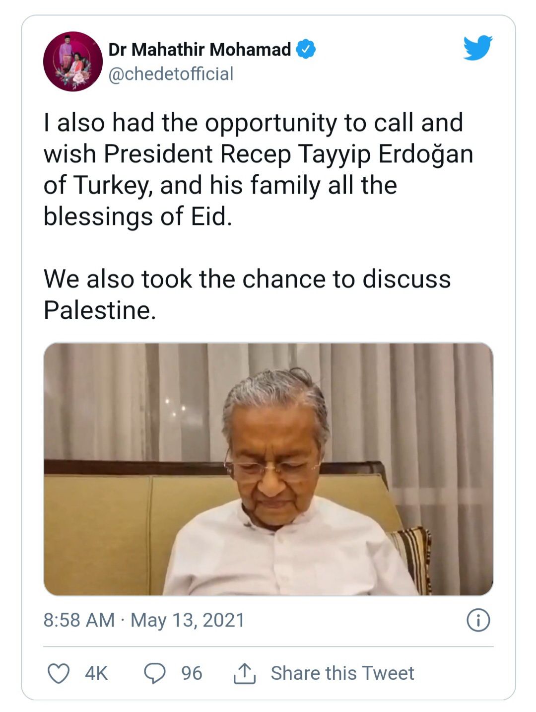  Dr Mahathir Mohamad dalam cuitan di twitter-nya yang berkesempatan menelepon dan mengucapkan selamat Idul Fitri kepada Presiden Recep Tayyip Erdoğan dari Turki dan keluarganya. mereka juga mengambil kesempatan untuk berdiskusi tentang Palestina.  
