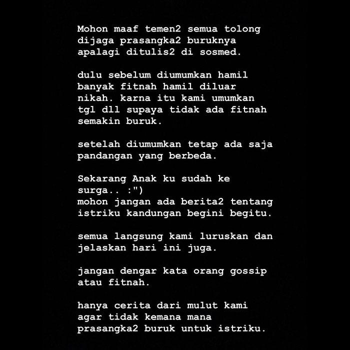 tangkap layar postingan Atta Halilintar di akun instagramnya dengan latar belakang hitam, tanda berduka. 