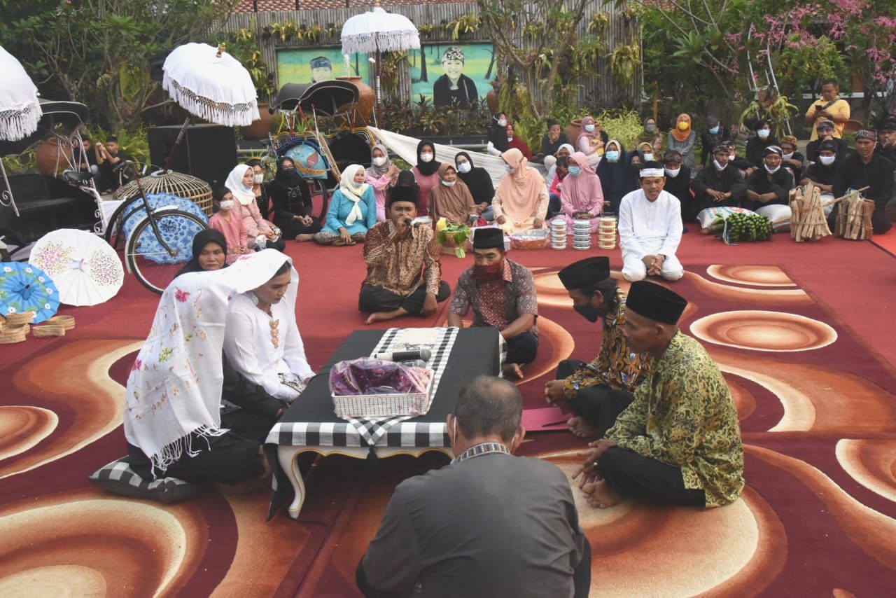 Suasana ijab kabul antara Muhamad Nur Ikhsan dan Yani yang dinikahkan oleh anggota DPR RI Dedi Mulyadi, di Lembur Pakuan, Kabupaten Subang, Jawa Barat./dok.Dedi Mulyadi