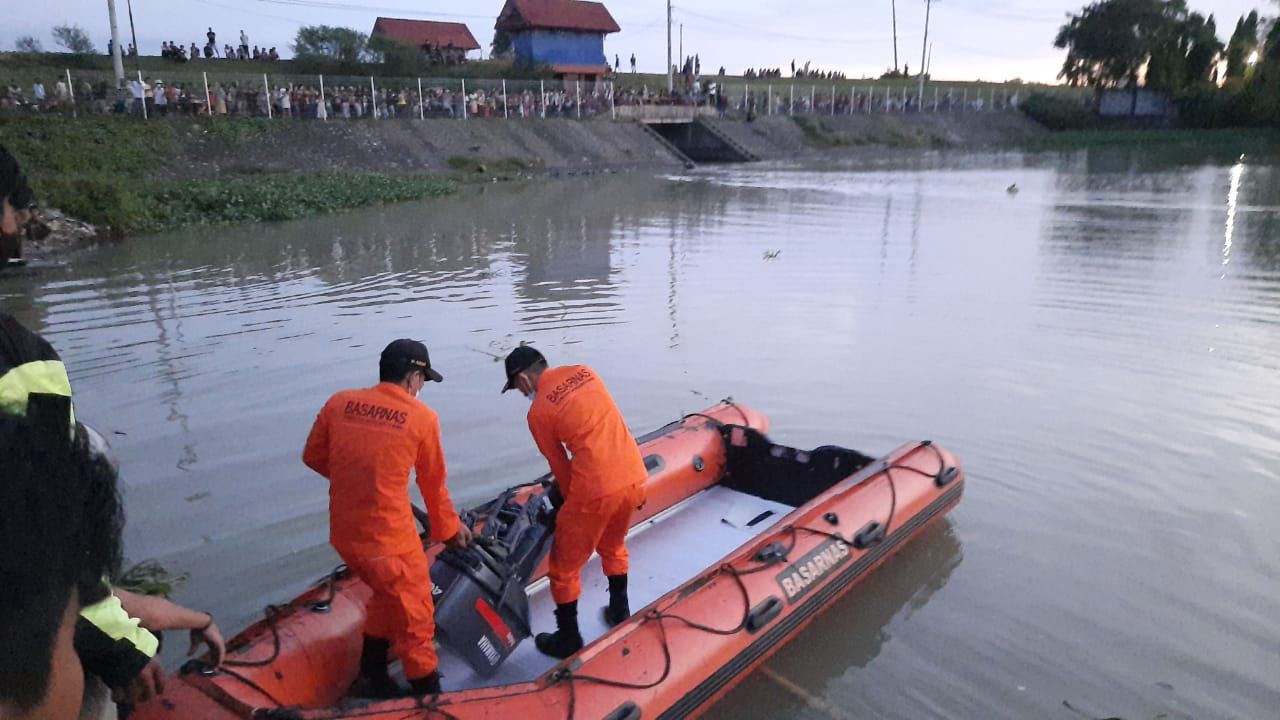 Nampak Tim SAR mengerahkan perahu karet untuk mencari bocah yang tenggelam di Sungai Jeneberang.