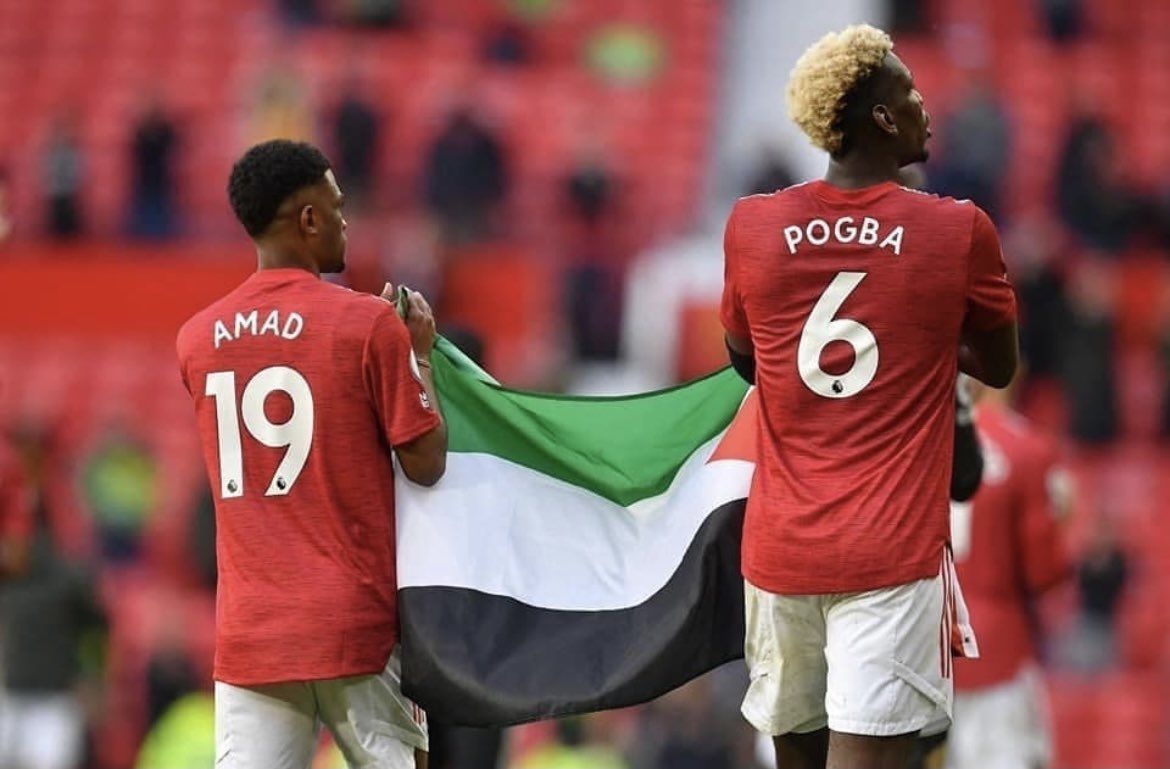 Pemain Manchester United Paul Pogba dan Amad Diallo mengibarkan bendera Palestina di Old Trafford
