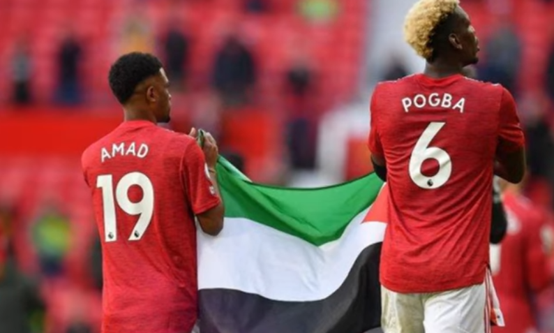 Paul Pogba dan Amad Diallo kibarkan bendera Palestina. /Tangkapan Layar Youtube/Zona Pedia/