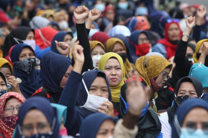 Ratusan buruh  PT Masterindo Jaya Abadi  yang didominasi kaum wanita  melakukan aksi demo  di depan Kantor UPTD Dinas Tenaga Kerja Wilayah IV Bandung Jalan R.E. Martadinata Kota Bandung Kamis 20 Mei 2021  menuntut perusahaan membayar pesangon dan TKR Lebaran 2021. 