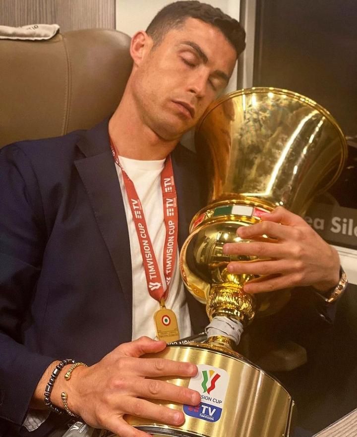 Potret Cristiano Ronaldo memegangi piala.