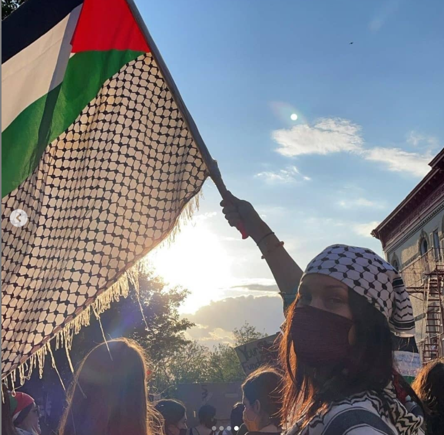 Bella Hadid saat demo membela Palestina 