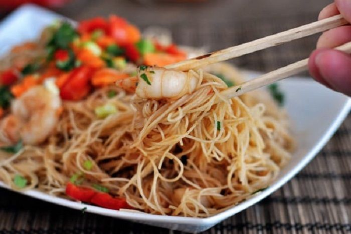 Rice noodles with shrimp//melskitchencafe.com