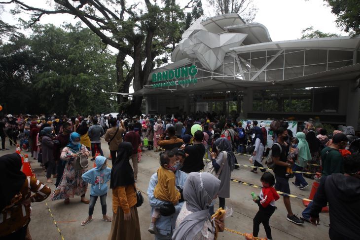 Pengunjung Kebon Binatang Bandung Jalan Tamansari Bandung membludak saat libur Lebaran 2021 dan berdasarkan random rapid test antigen yang dilakukan Dinas Kesehatan Kota Bandung diketahui tujuh orang terkonfirmasi positif Covid-19.