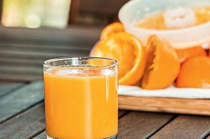Jus Jeruk. Kandungan vitamin C yang cukup tinggi pada buah jeruk dapat menjaga kekebalan tubuh terhadap virus atau penyakit.