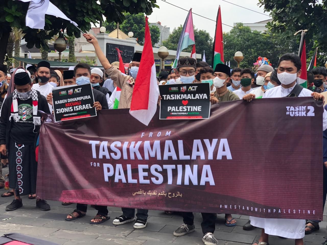 Ribuan warga Tasikmalaya turun ke jalan kecam aksi kekejaman tentara zionis Israel.