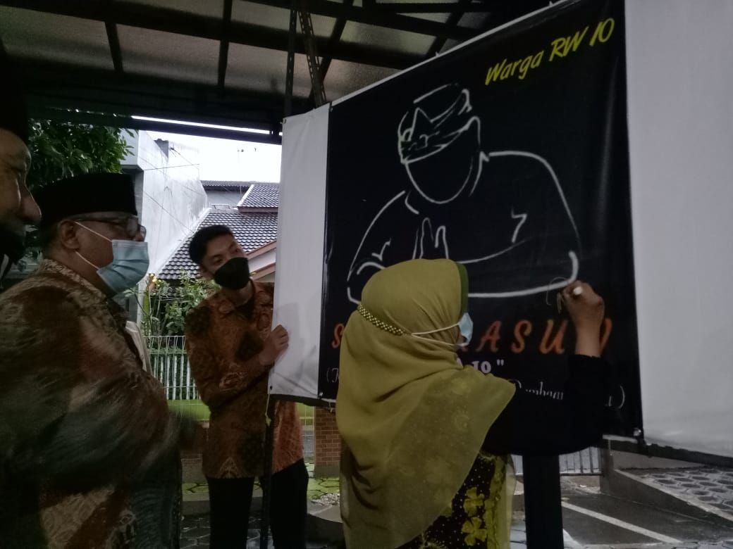 Camat Antapani, Rachmawati Mulia meresmikan website milik RW 10 Antapani Kidul, Jumat, 21 Mei 2021./Lucky M Lukman/Galamedia